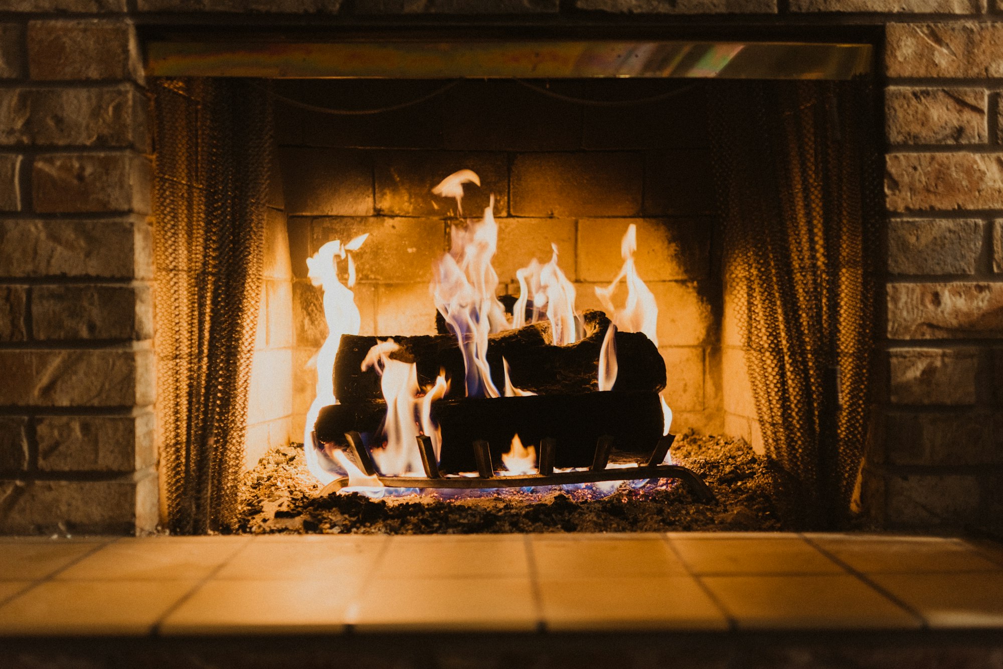 Fuoco caldo nel camino